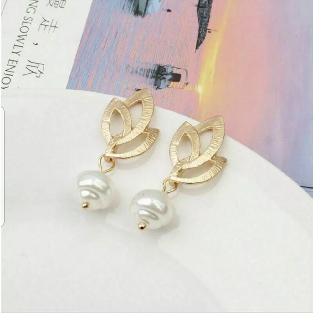 💕 $6 Bundled Gold Flores & Pearl Earrings